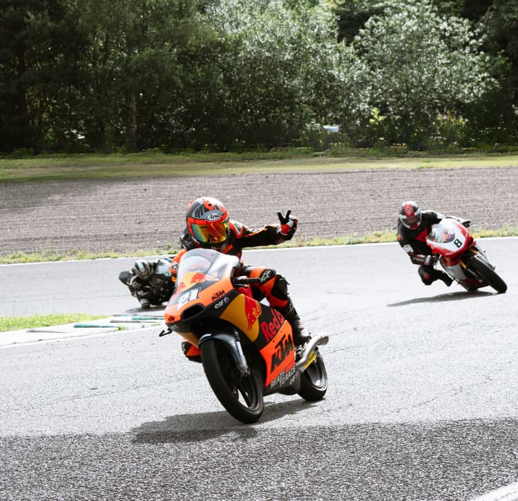 TrackMate Community - Motorcycle riders on track platform