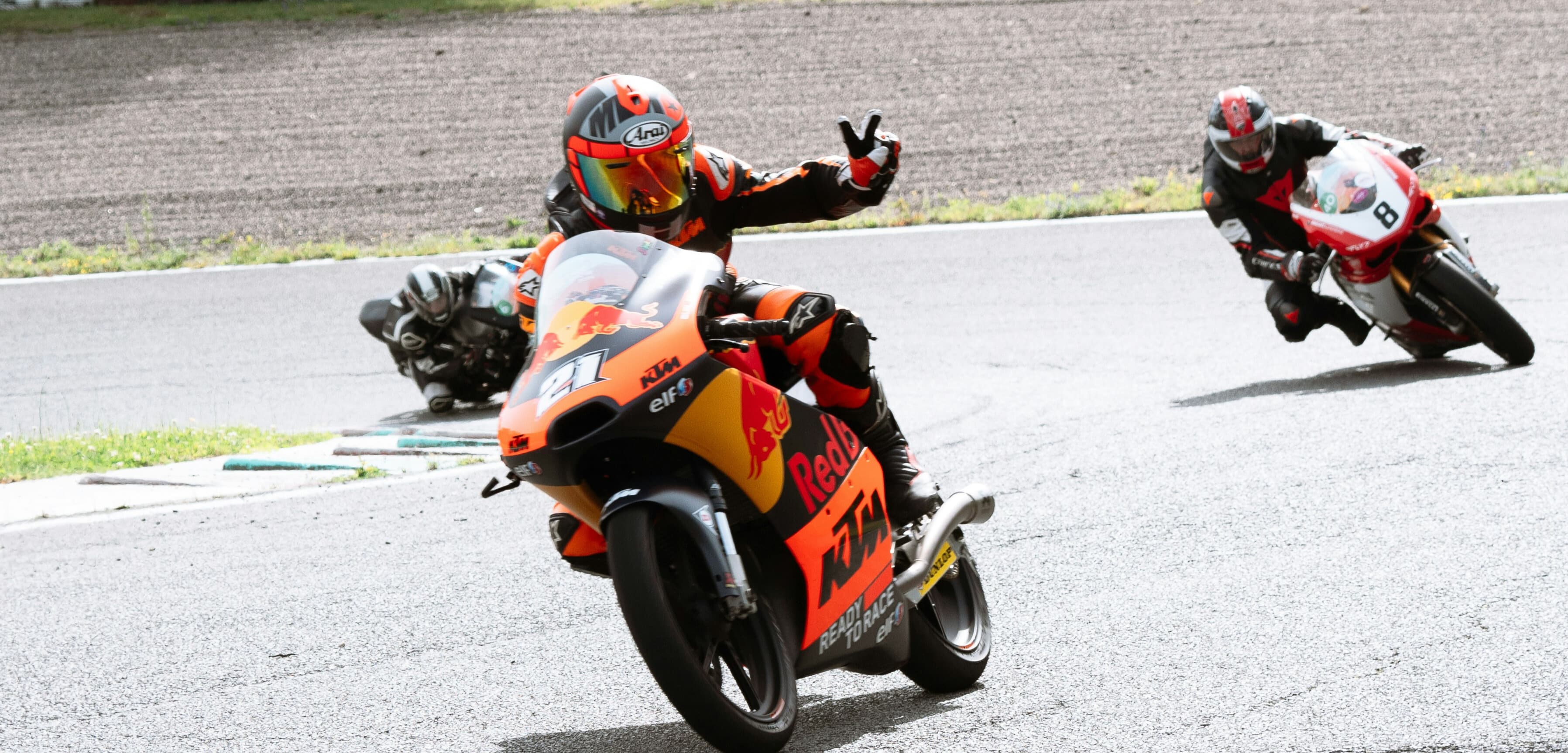 TrackMate Community - Motorcycle riders on track platform