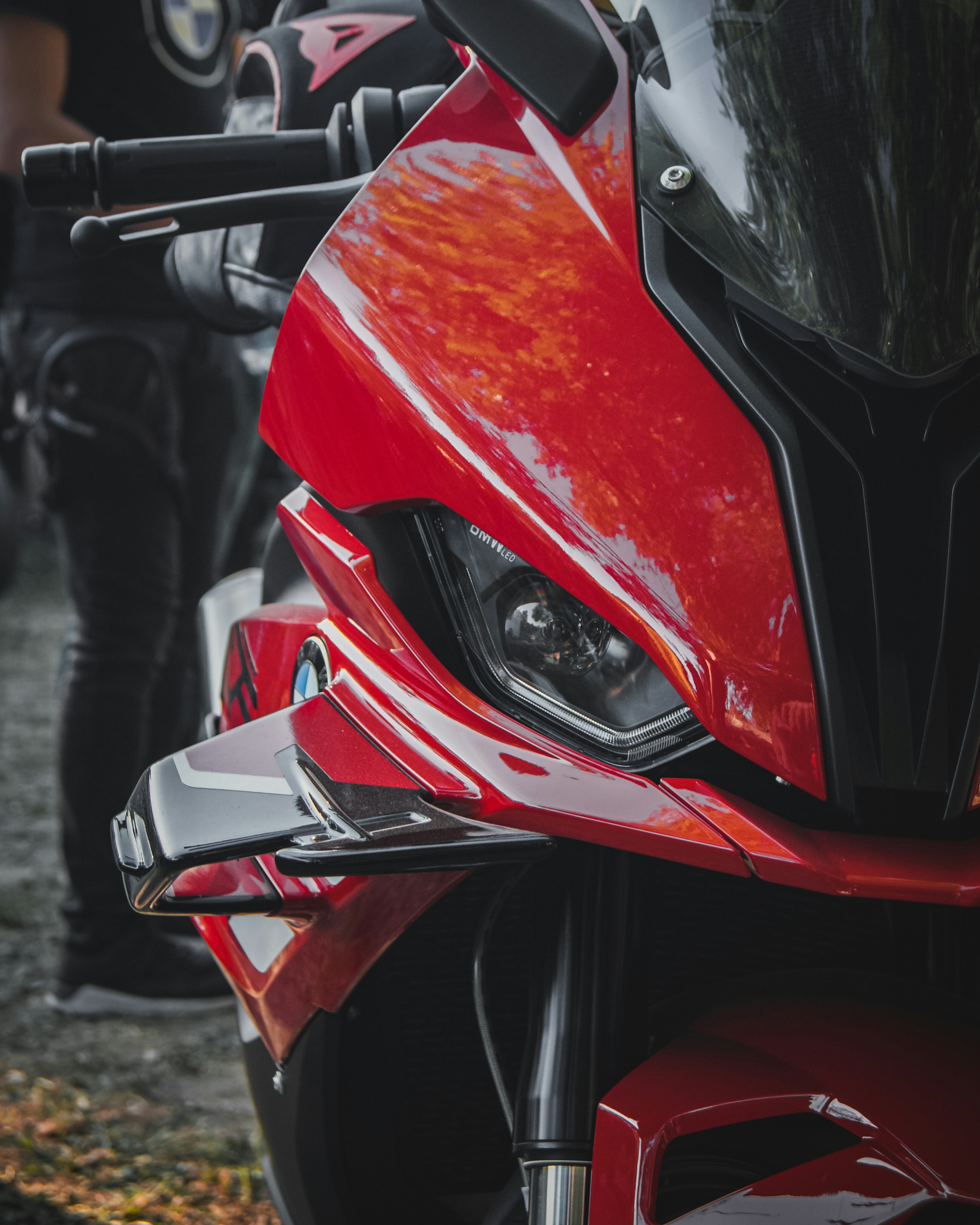 Pilote en combinaison sur piste de course