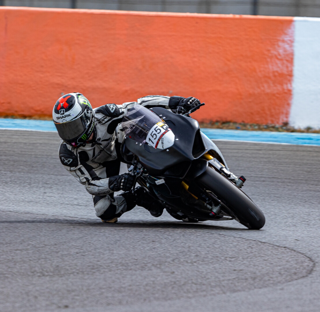 Paddock et préparation des motos