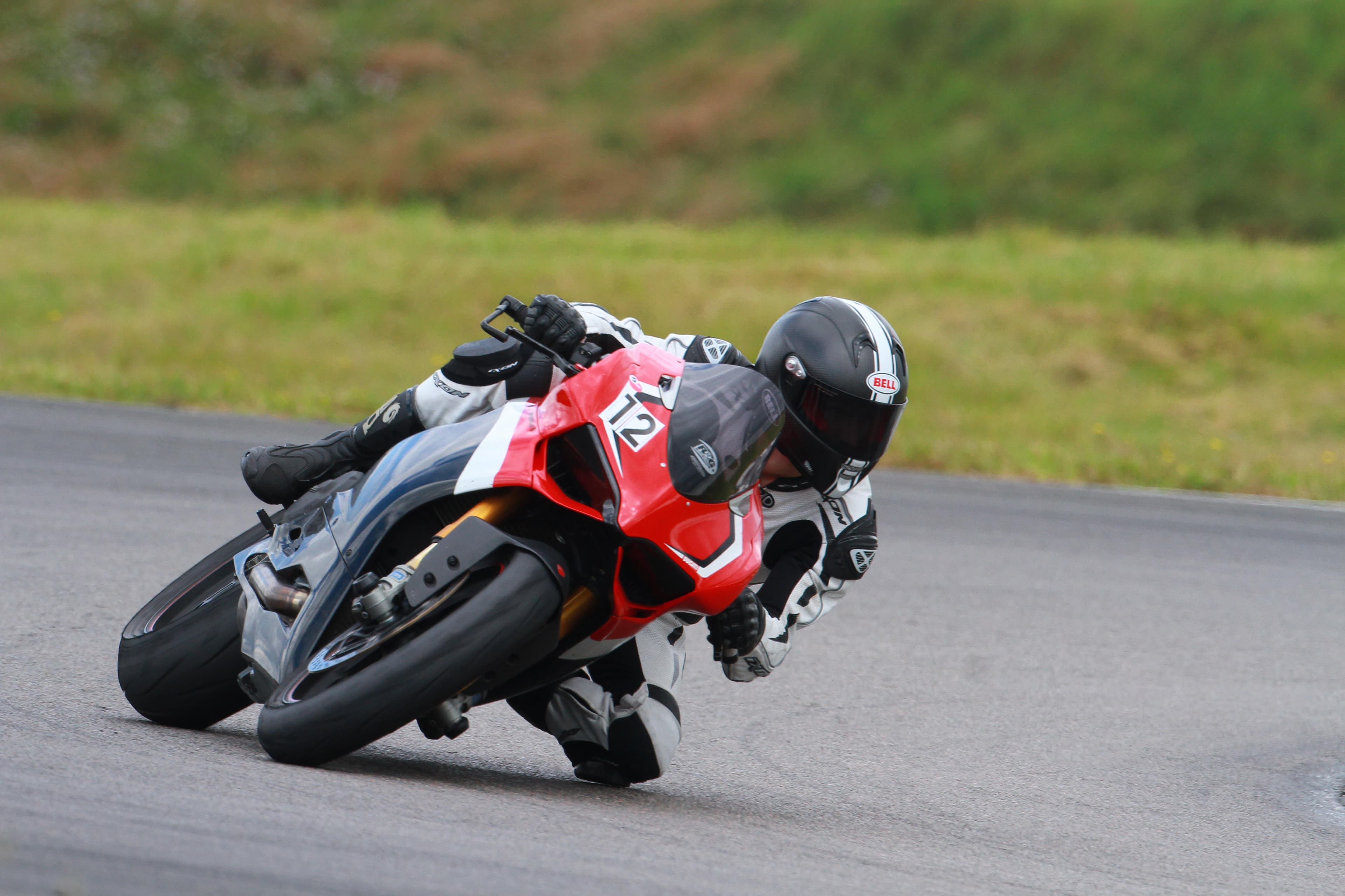 Moto de sport sur circuit lors d'une session track day