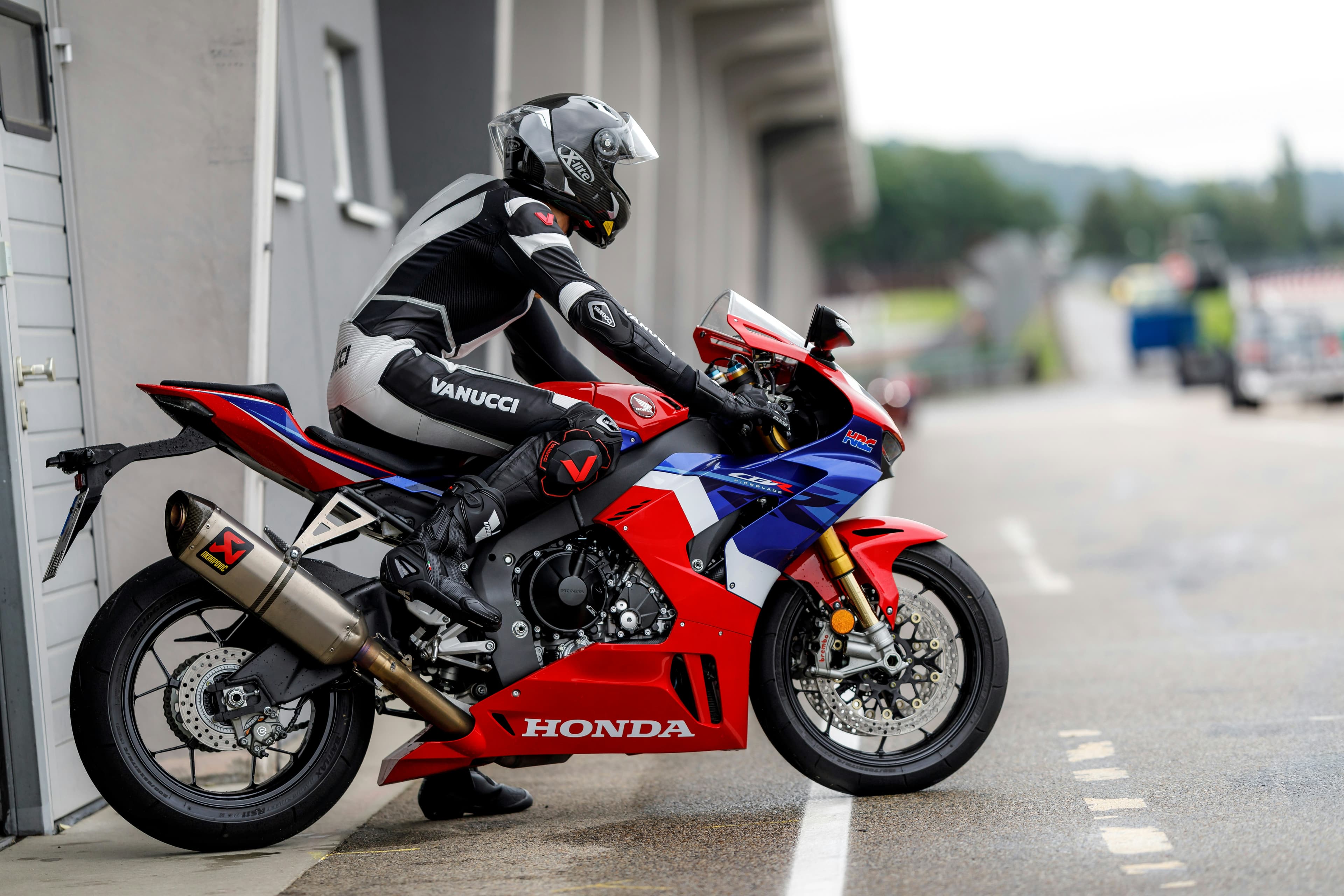 Session de piste moto en groupe