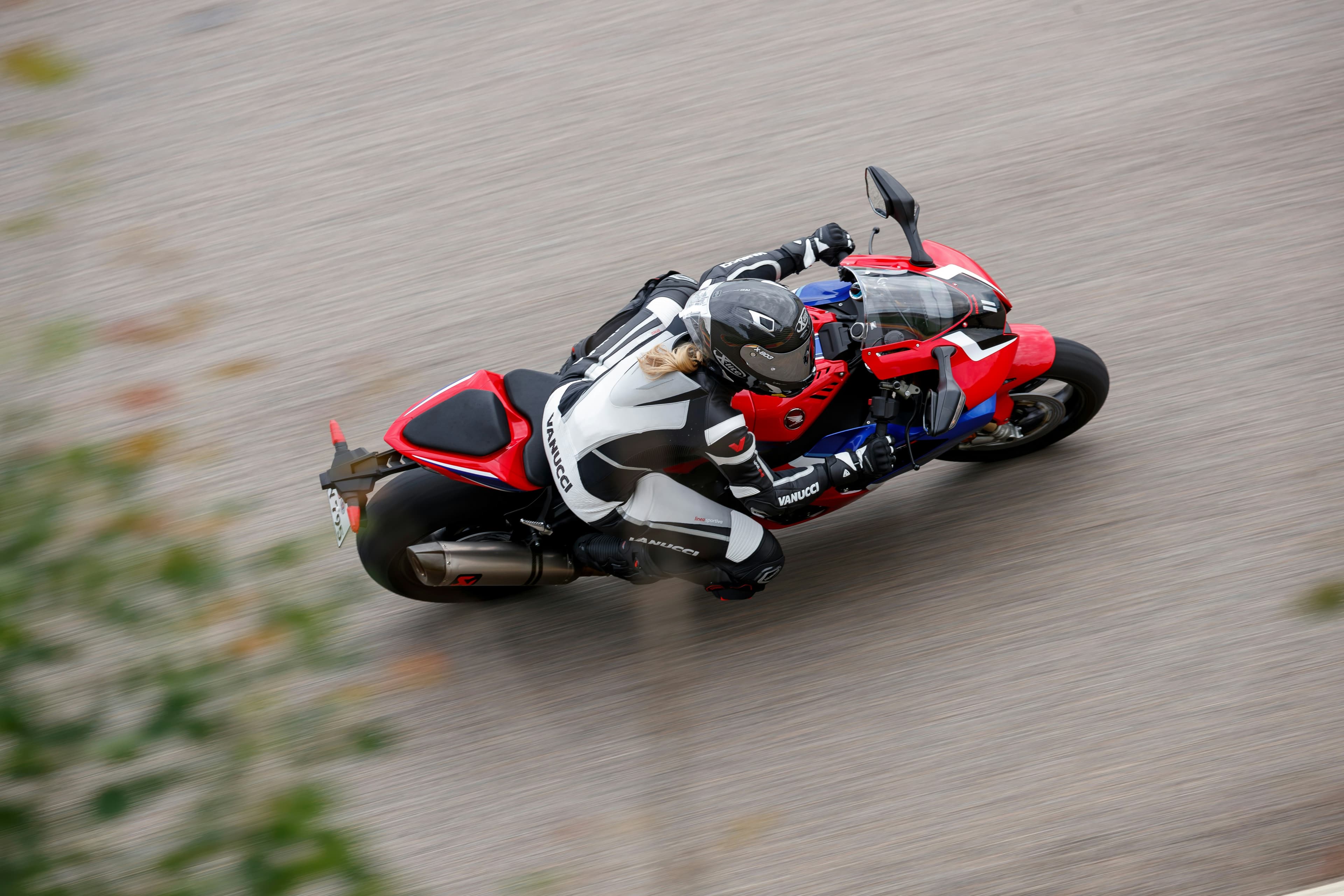 Motos garées dans les stands