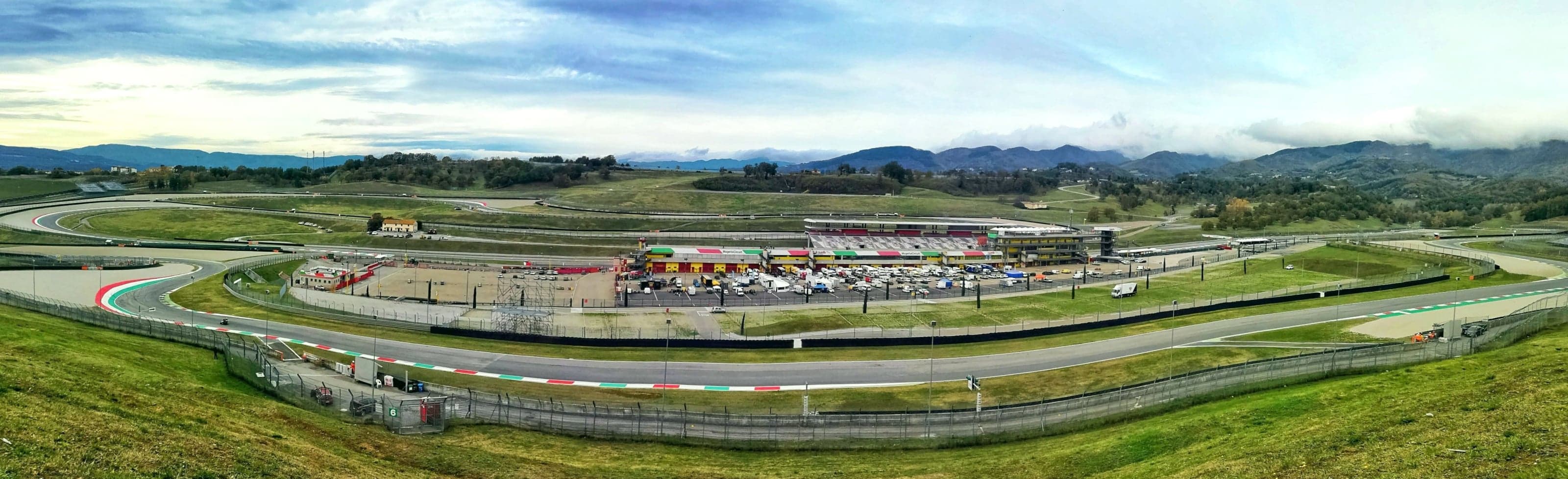 Panorama du circuit du Mugello : stands, paddock, lignes droites et collines toscanes